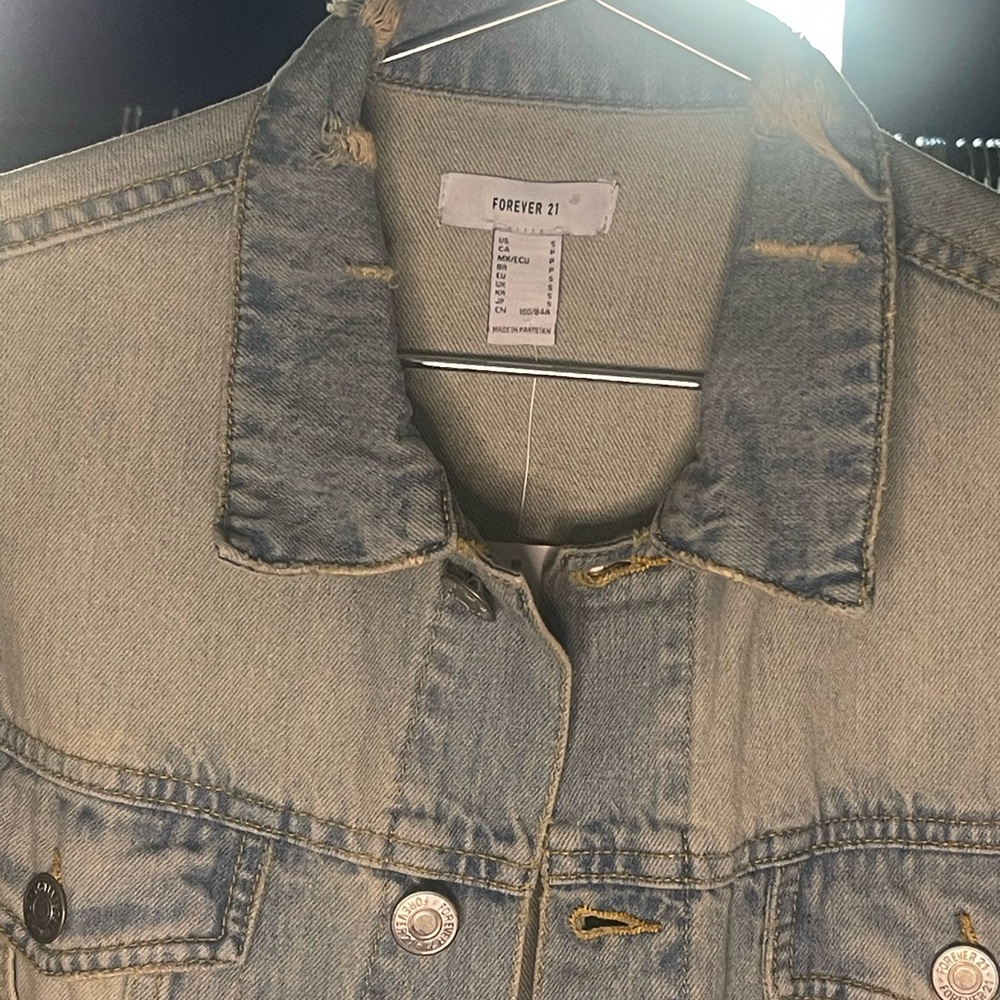 Forever 21 Light Wash Denim Trucker Jean Jacket. NWT. - Picture 2 of 11